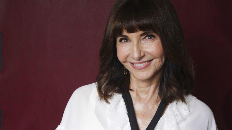 Mary Steenburgen Arkansas, Smile, Cheek, Eyebrow, Eye, Eyelash, Flash photography, Sleeve