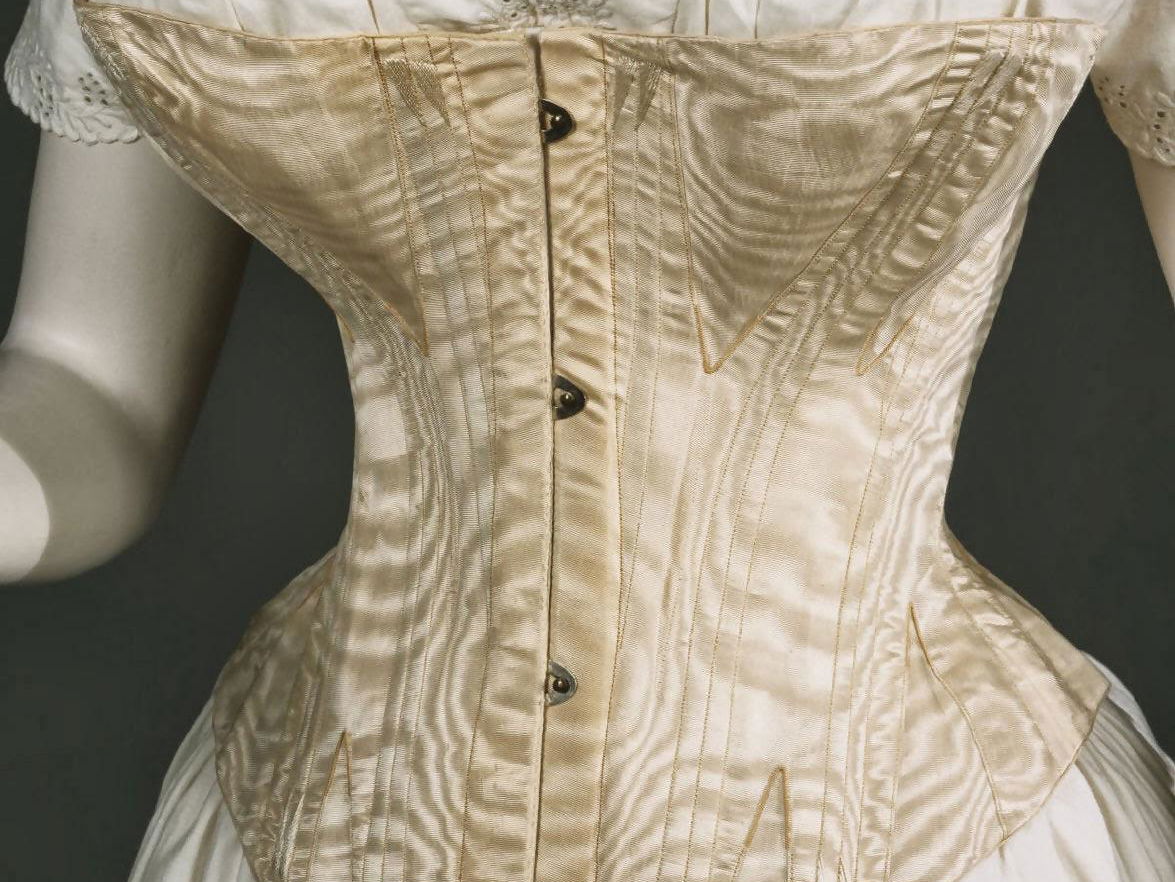 17 Weird Fashion Ideas From The Past That You’d Agree Are Totally Dumb