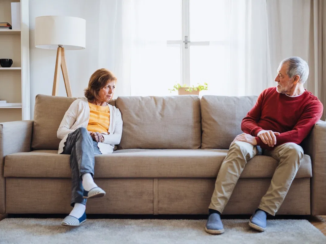 30 Body Language Cues That Show Your Relationship Is In A Mess