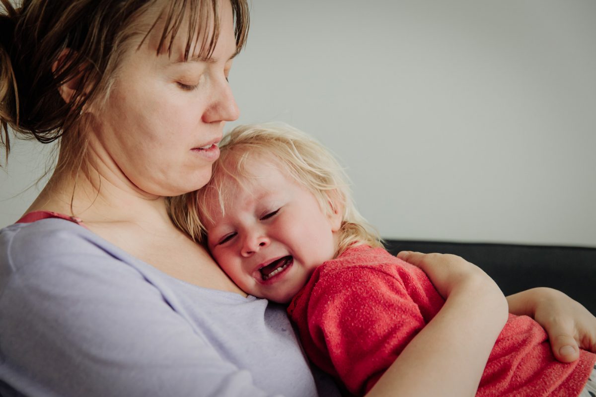 Cry mommy. Ребенок плачет. Мама с плачущим ребенком. Утешить ребенка. Мама успокаивает плачущего ребенка.