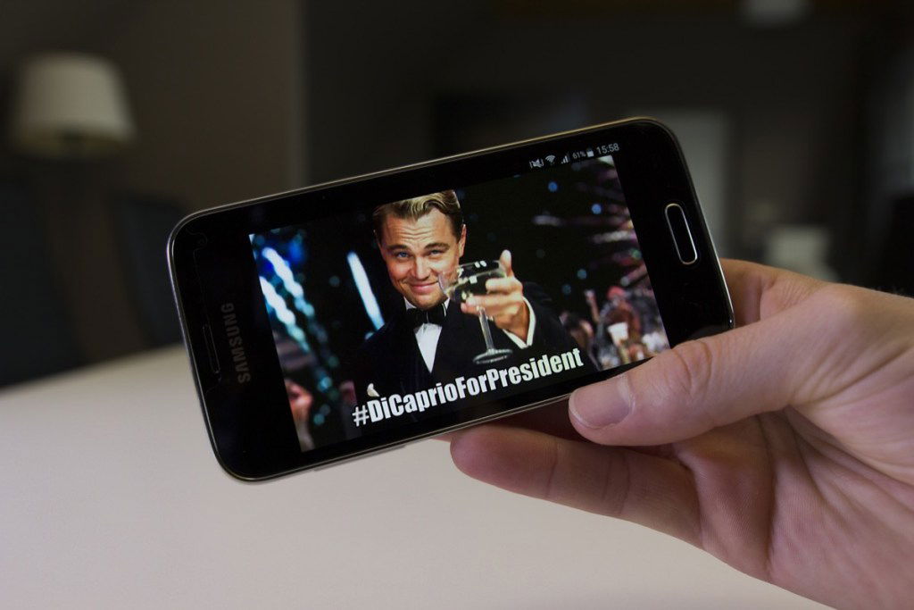Anuncios Meme, Face, Hand, Communication Device, Suit, Finger, Gesture