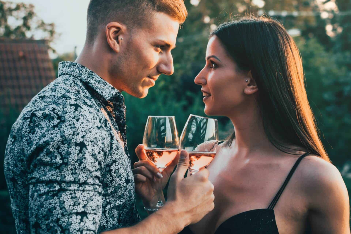 Life dating. Встреча пары. Идеальное свидание пары. Пару для встреч. Bi пары.