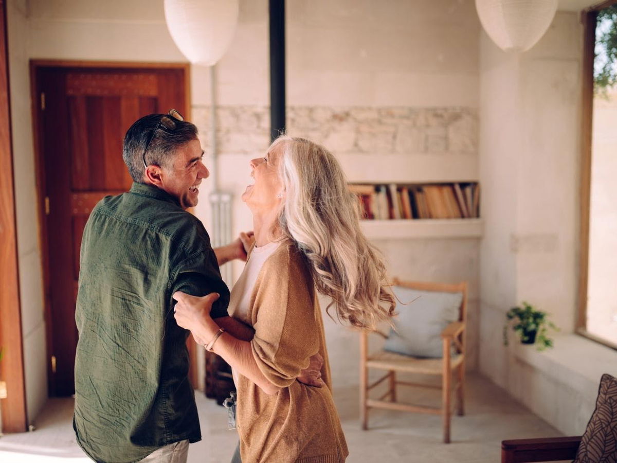 17 Expert Tips To Keep Your Marriage Strong And Blooming During Quarantine