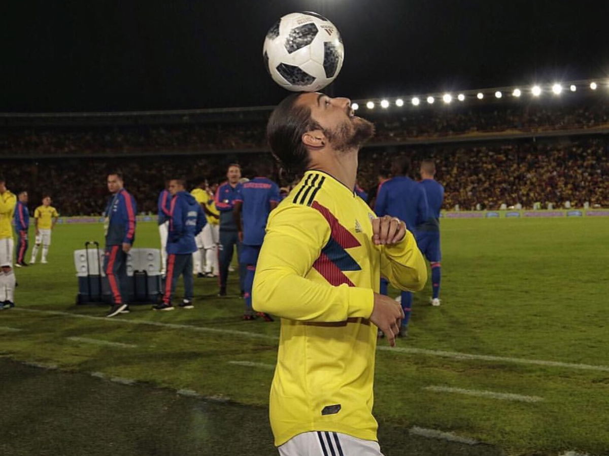 Maluma Futbol, Sports equipment, Vertebrate, Soccer, Football, Ball, Sports uniform, Player, Mammal