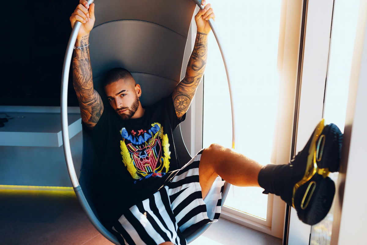 Maluma Balmain, Sleeve, Flash photography