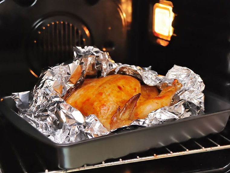 7 razones por las que no deberías usar papel aluminio en tu cocina