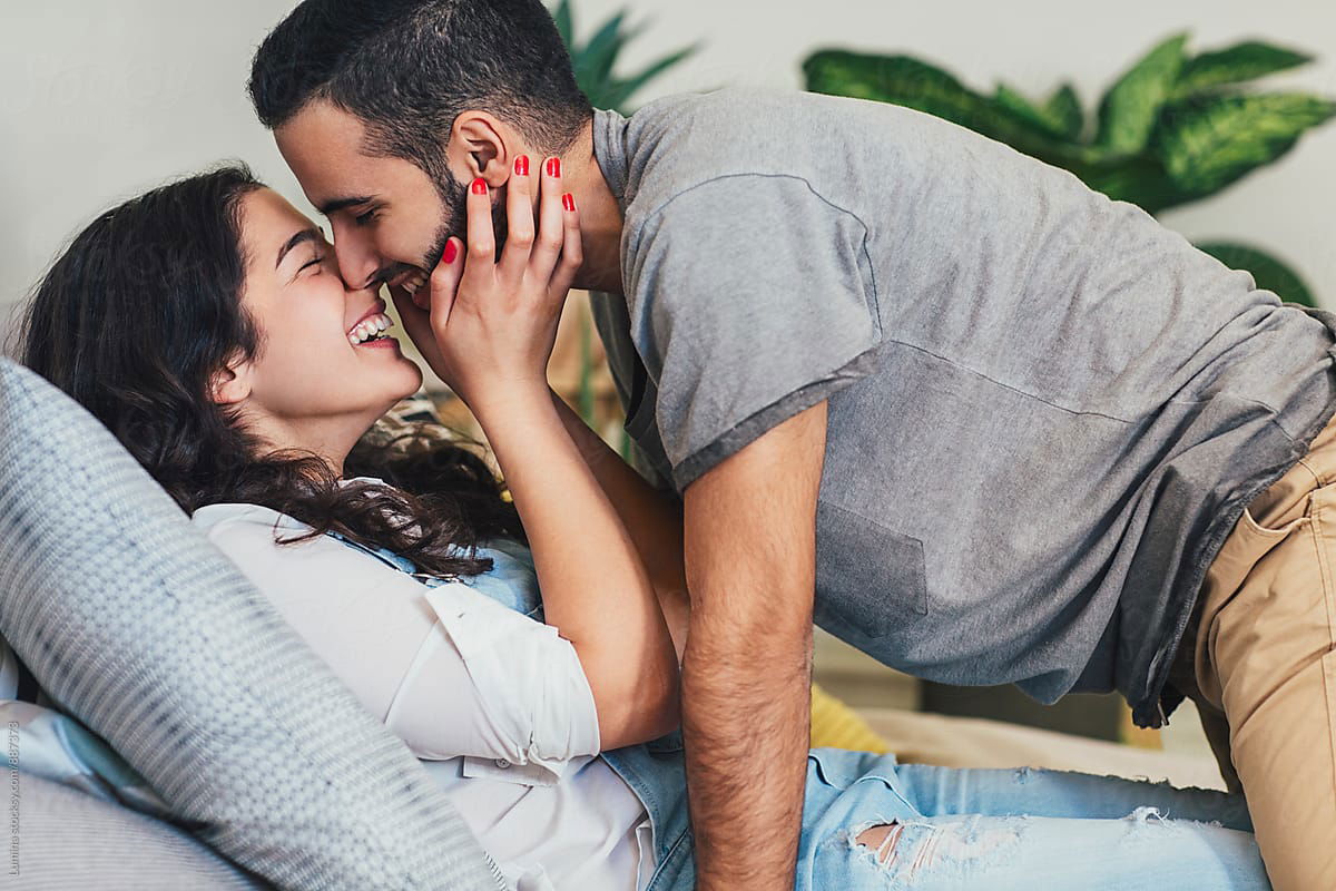 Bed Couples Cuddling, Smile, Comfort, Flash photography, Happy, Gesture