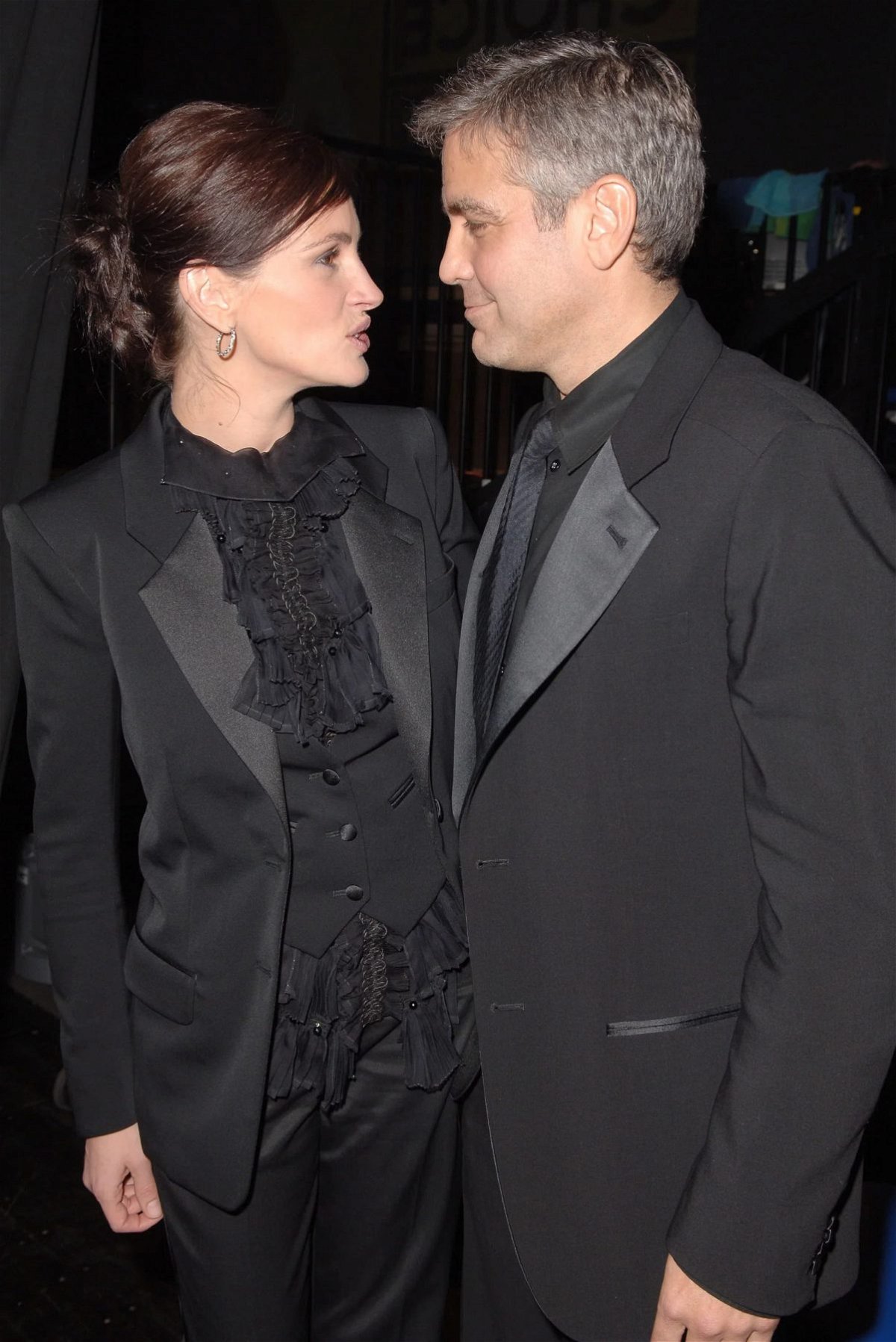 Julia Roberts And George Clooney Friendship, Coat, Sleeve, Dress shirt, Gesture