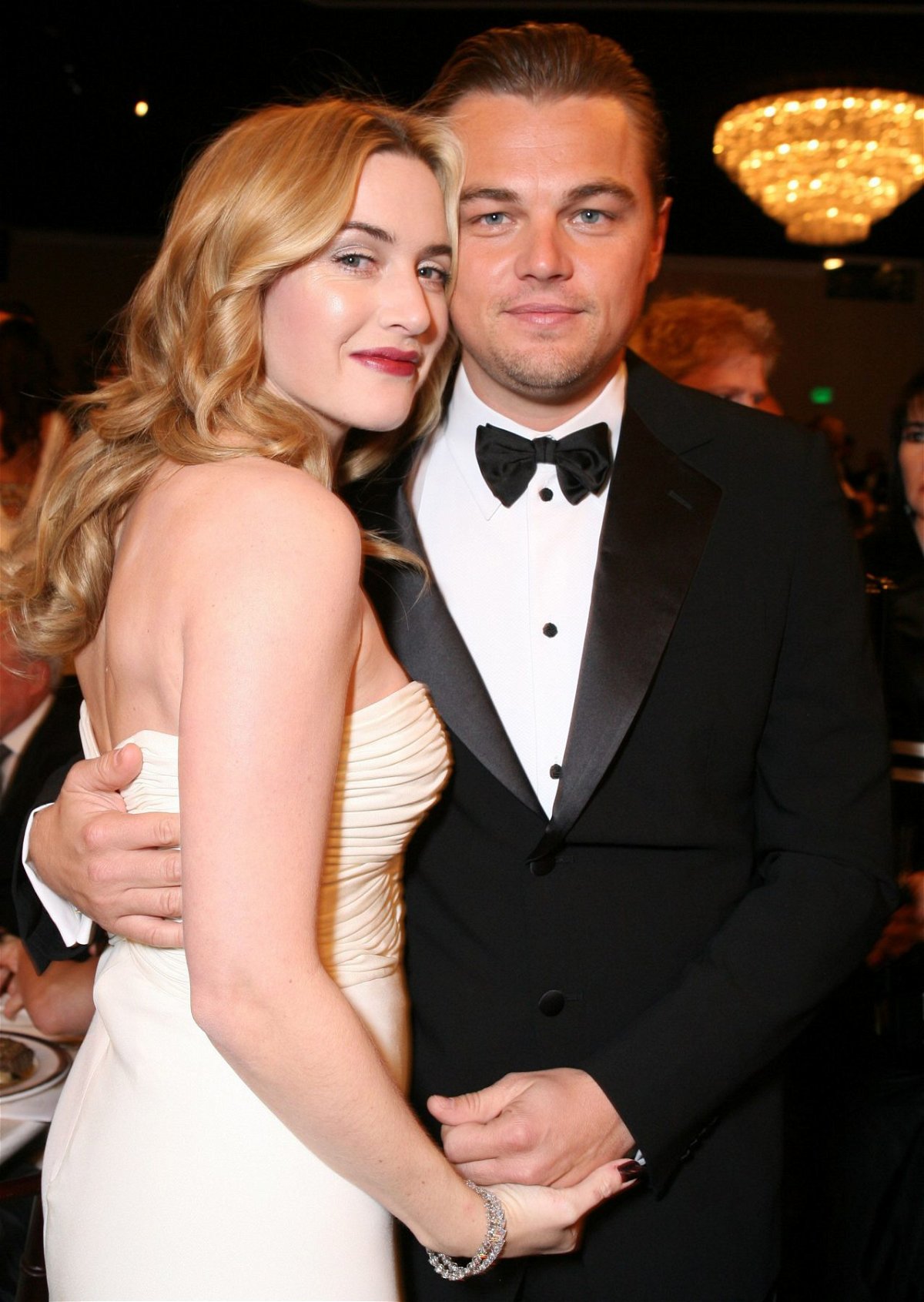 Kate Winslet And Leonardo Dicaprio, Hair, Smile, Hairstyle, Facial expression, Human, Fashion, Tie, Bow tie, Gesture, Flash photography