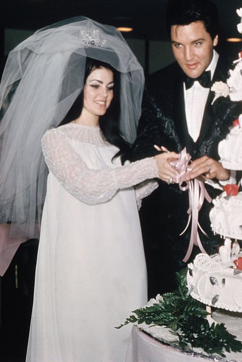 Elvis Wedding, Wedding dress, Hairstyle, Smile, Bride, Facial expression, Bridal clothing, White, Bridal veil, Gown, Textile