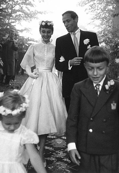 Wedding Dress Audrey Hepburn, Hairstyle, Photograph, Facial expression, White, Dress, Black, Fashion, Standing, Gesture