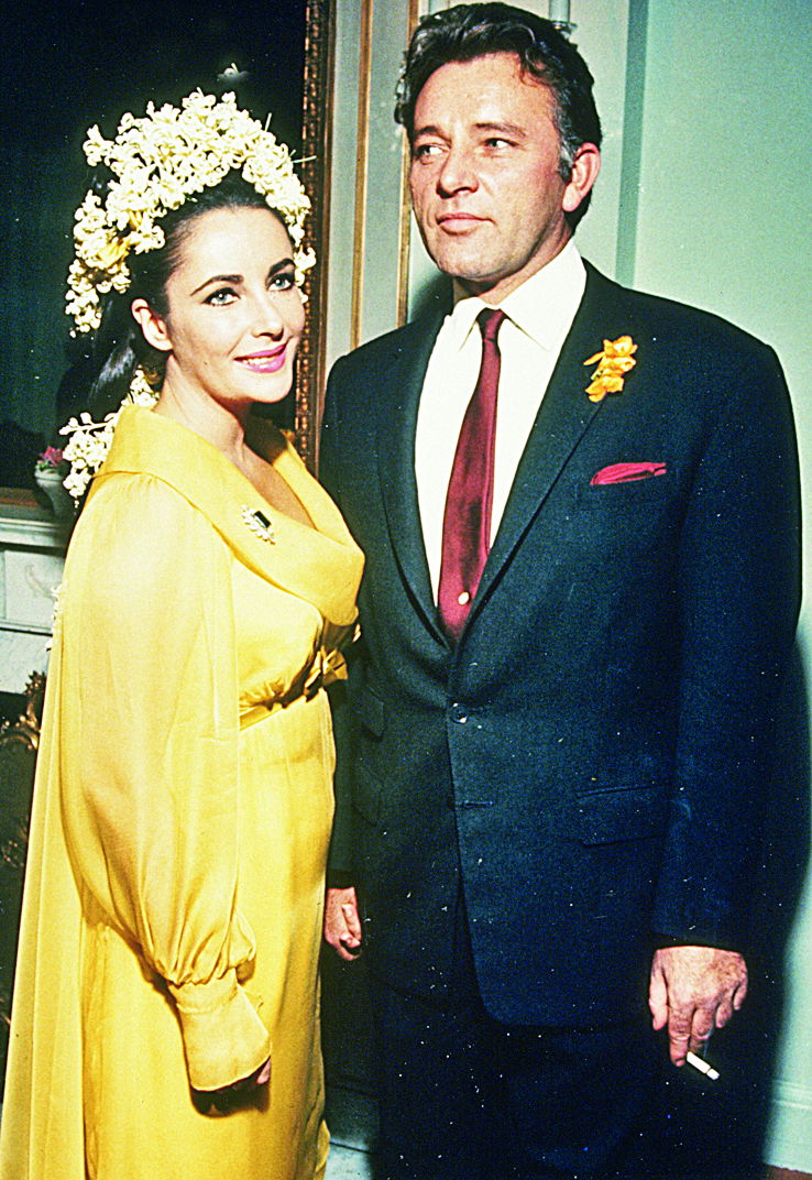 Elizabeth Taylor E Richard Burton, Smile, Flower, Bride, Happy, Temple, Tie, Gesture