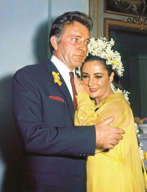 Elizabeth Taylor E Richard Burton, Smile, Flower, Bride, Happy, Temple, Tie, Gesture
