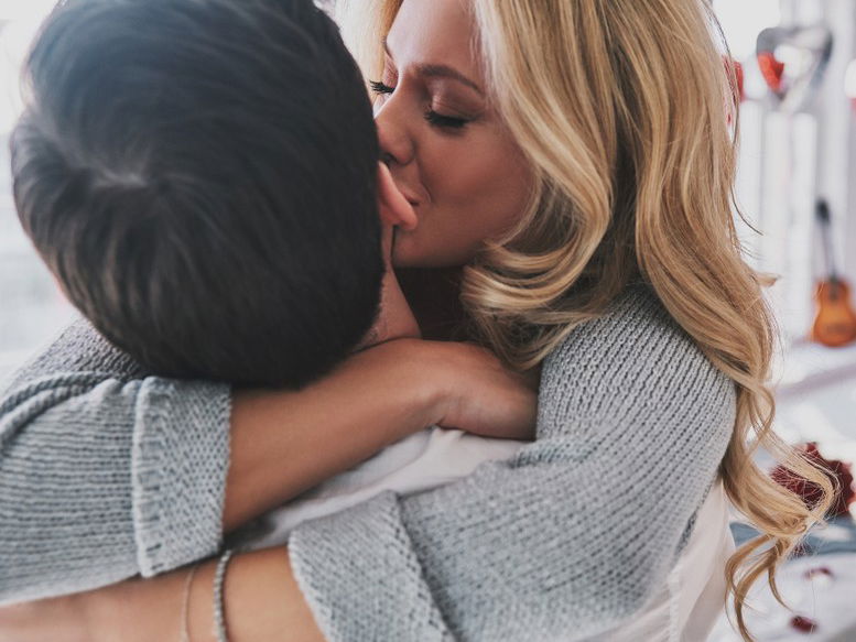 7 Scientific Ways That Falling in Love Affects the Body