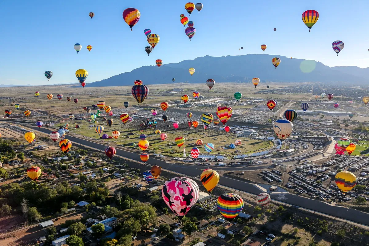 New Mexico, Sky, Aerostat, Ecoregion, Hot air ballooning, Light, Nature, Balloon, Natural environment, Hot air balloon, Outdoor recreation