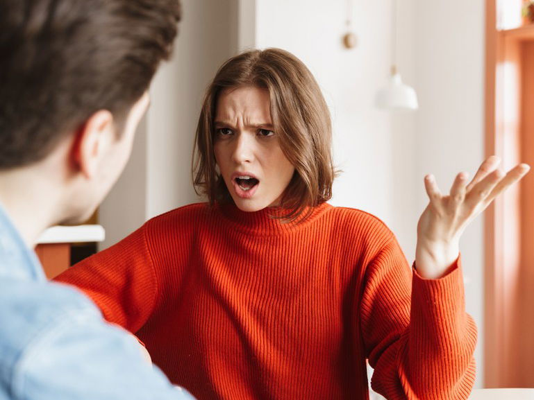 8 Clear Signs Your Girlfriend is Toxic