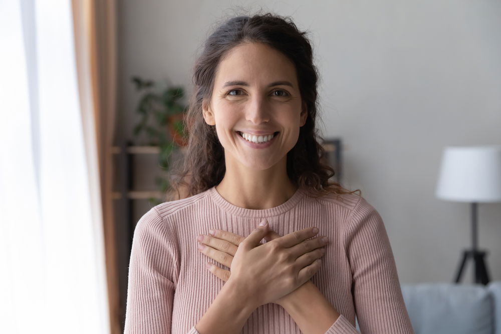 شكر الاخرين, Smile, Shoulder, Sleeve, Gesture