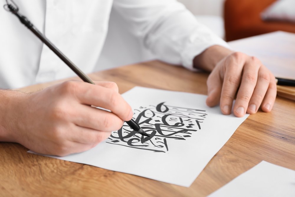 رسم الخط العربي, Hand, Automotive design, Table, Gesture