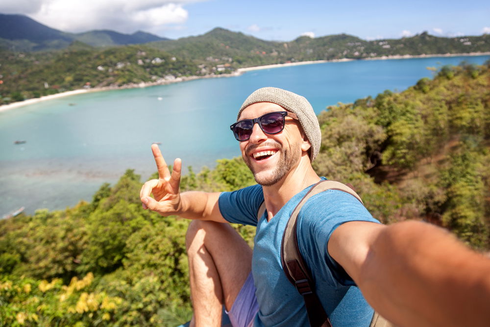 Influencer Mann, Water, Smile, Mountain, Sky, Cloud, Sunglasses, Azure, People in nature, Lake, Travel