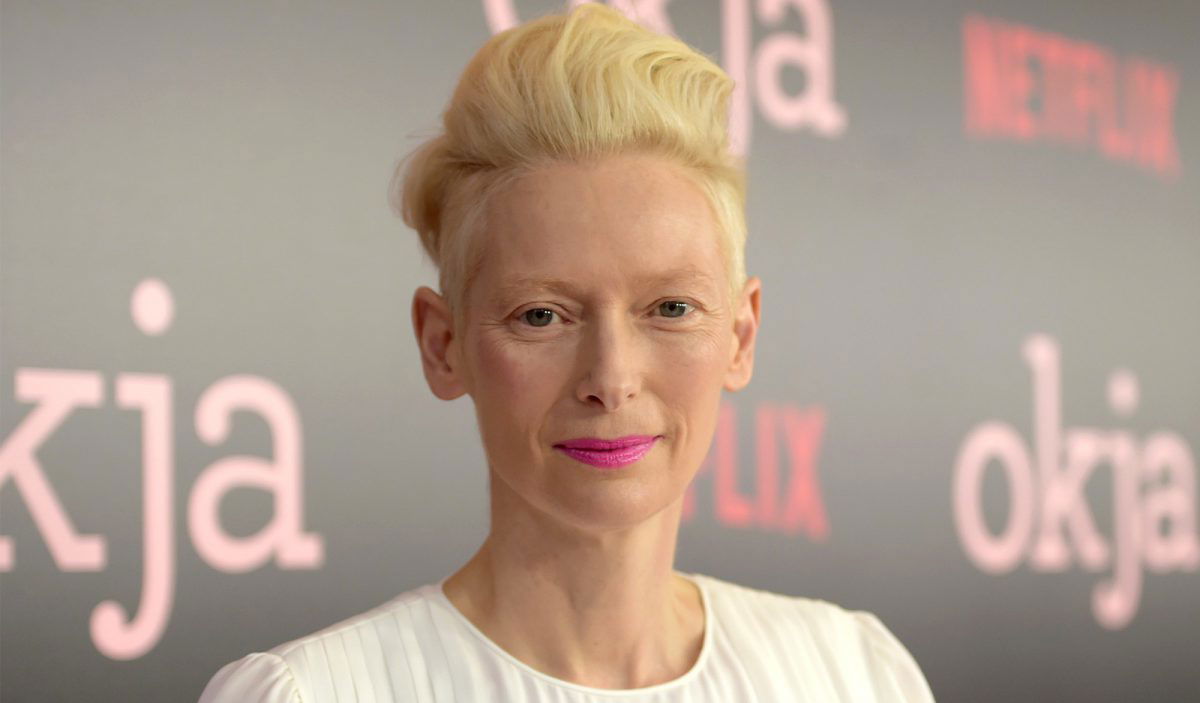 Guillermo Del Toro Pinocchio Tilda Swinton, Forehead, Nose, Smile, Cheek, Skin, Lip, Chin, Hairstyle, Eyebrow, Eyelash