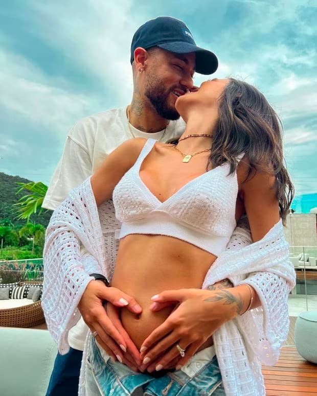 Neymar And Bruna Pregnant, Shoulder, Sky, Cloud, Azure, Plant, Happy, Brassiere, Gesture