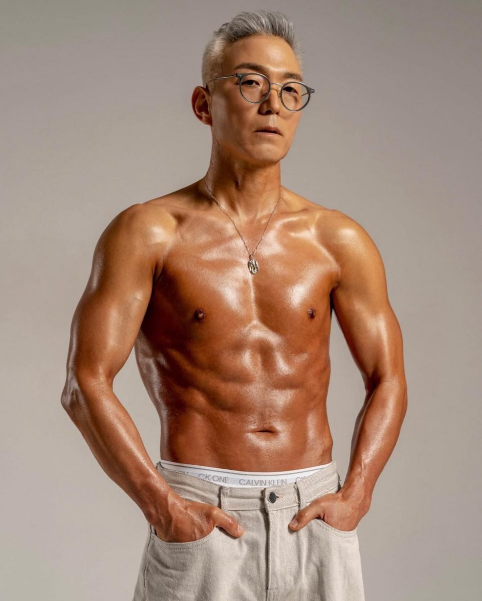 Bodybuilder, Face, Joint, Head, Glasses, Stomach, Arm, Muscle, Human body, Jaw, Neck