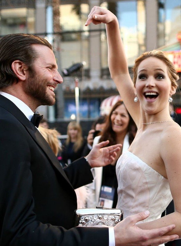 Jennifer Lawrence Leonardo Dicaprio, Smile, Hand, Hairstyle, Photograph, Facial expression, Human, Dress, Happy, Gesture