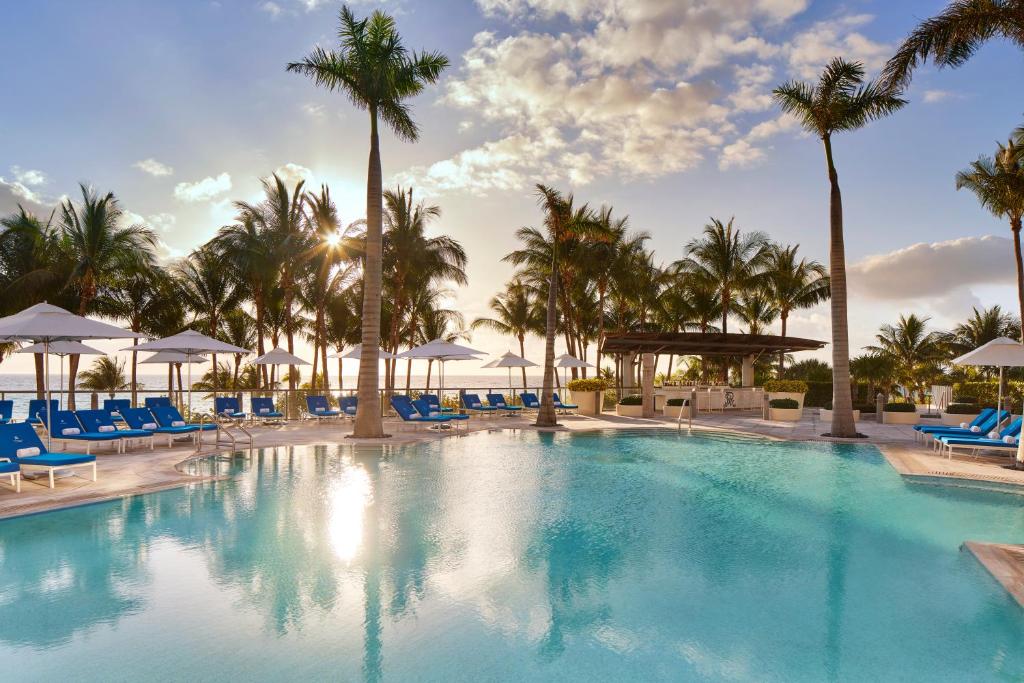 St Regis Bal Harbour Resort, Water, Cloud, Sky, Seaside resort, Swimming pool, Tree