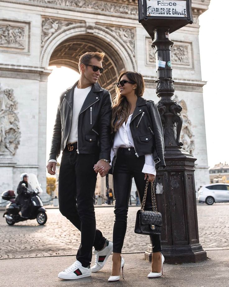 Arc De Triomphe, Clothing, Shoe, Infrastructure, Sunglasses, Human, Sleeve, Luggage and bags, Standing, Tire, Wheel