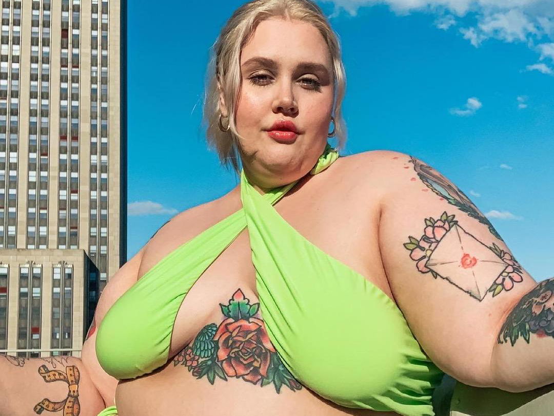 Modelo de talla grande calla a los críticos con su mensaje de aceptación