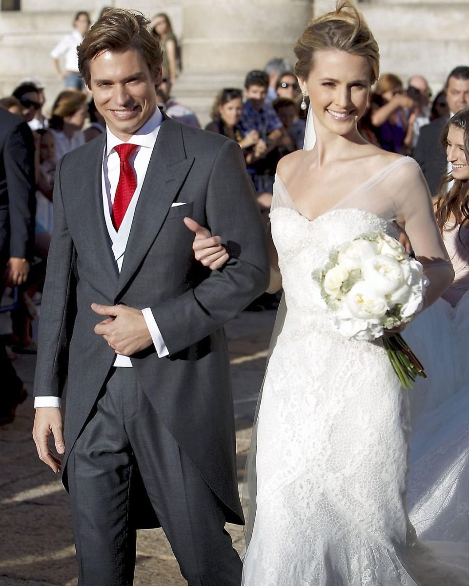 Markuss Baute Klisans Alfonso Baute, Hair, Smile, Head, Hairstyle, Wedding dress, Bride, Flower, Dress, Bridal clothing, Fashion