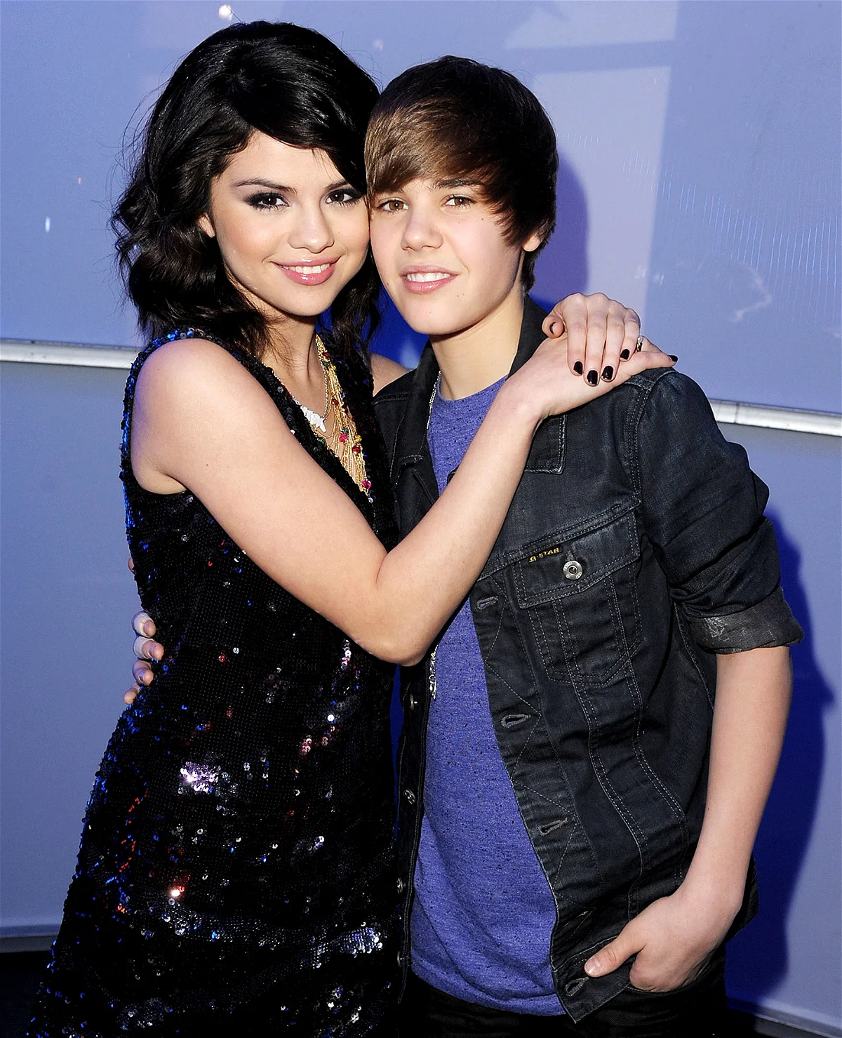 Selena Gomez And Justin Bieber, Smile, Hand, Hairstyle, Shoulder, Flash photography, Dress, Gesture, Happy