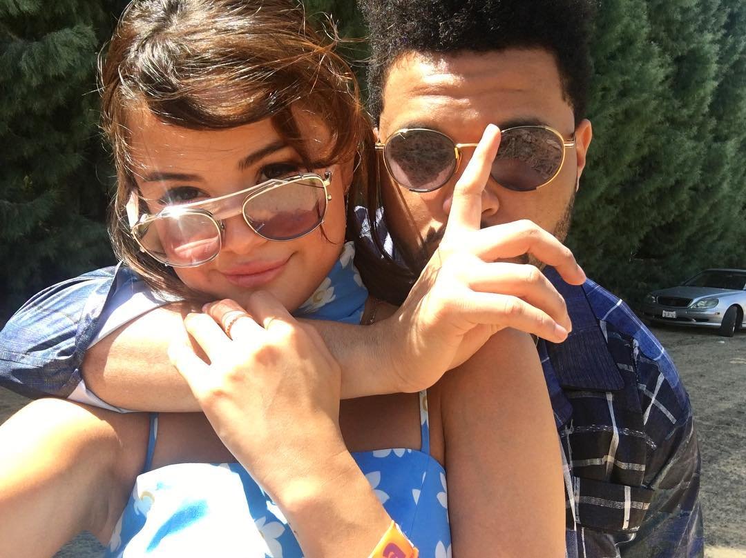 Abel Tesfaye And Selena Gomez, Glasses, Hand, Vision care, Facial expression, Muscle, Eyewear, Goggles, Happy, Gesture, Finger