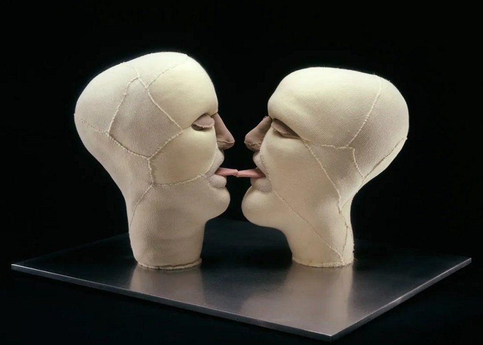 Sculpture Louise Bourgeois, Face, Head, Eye, Human body, Jaw, Gesture