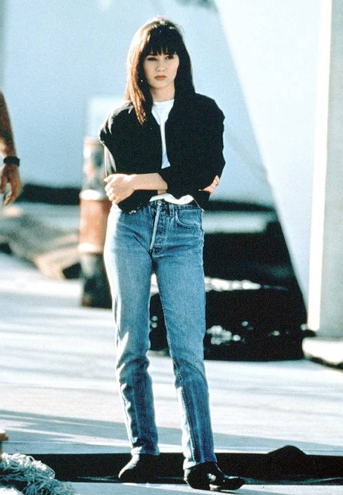 90's Shannen Doherty, Jeans, Leg, Fashion, Sleeve, Waist, Eyewear, Standing