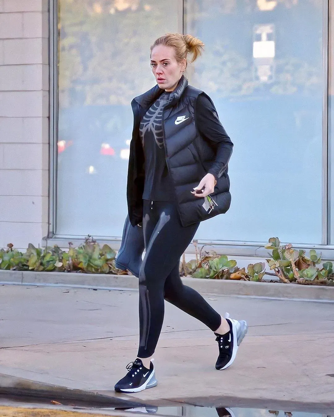 Adele Nike, Shoe, Plant, Neck, Waist, Sleeve, Knee, Eyewear