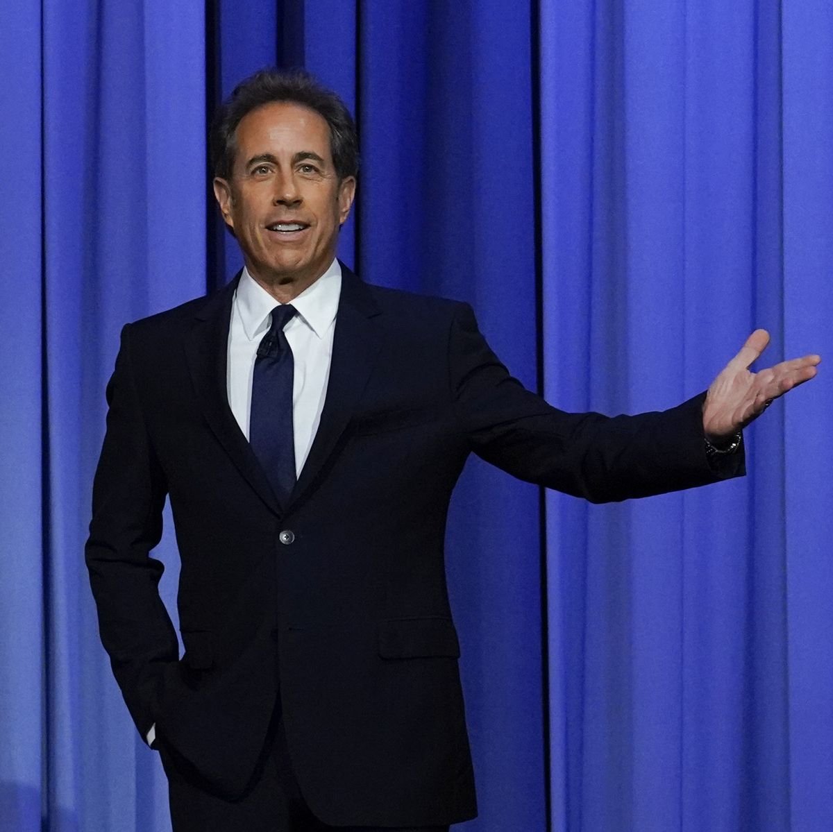 Jerry Seinfeld, Suit trousers, Dress shirt, Sleeve, Gesture, Tie