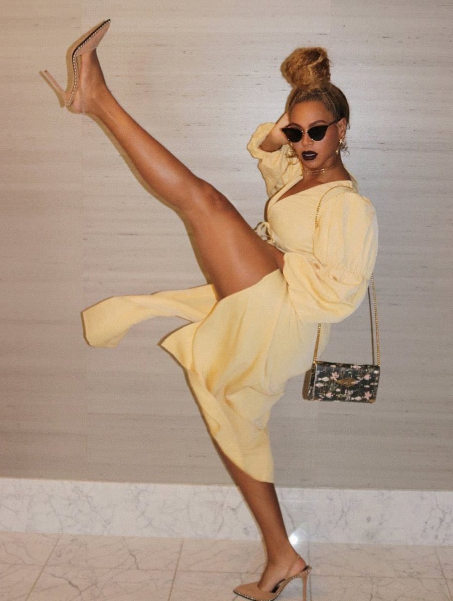 Beyonce Legs Photos 2022, Clothing, Footwear, Joint, Shoe, Shoulder, Leg, Sunglasses, Flash photography, Waist