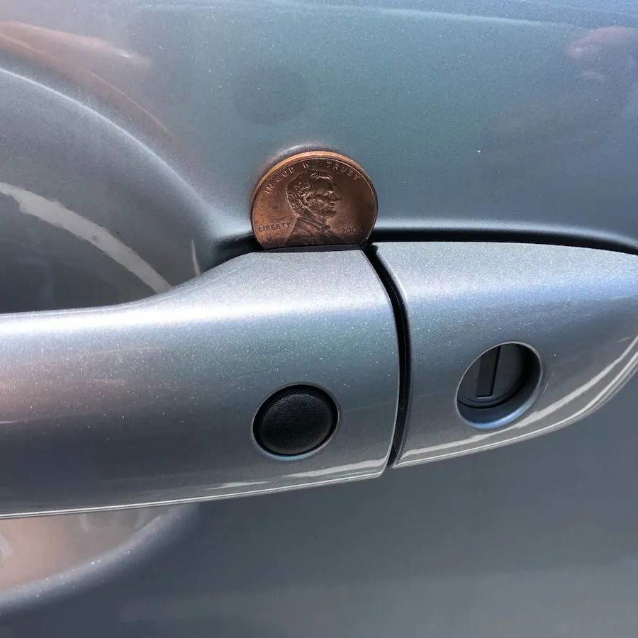 El inquietante nuevo truco que están usando los ladrones con monedas de un centavo y tu auto