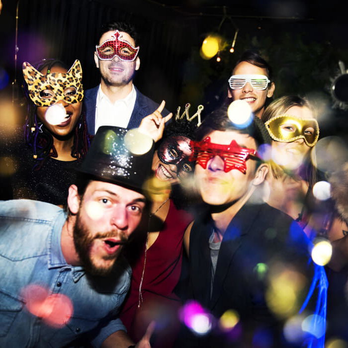 Él agarraba un trapeador todas las noches… hasta que una fiesta de fin de año reveló su talento secreto