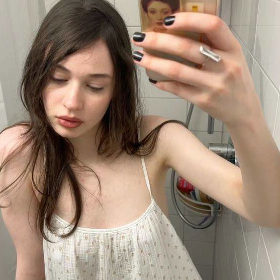 Pensé que solo era una adolescente tímida — Luego el video del baño reveló la oscura verdad