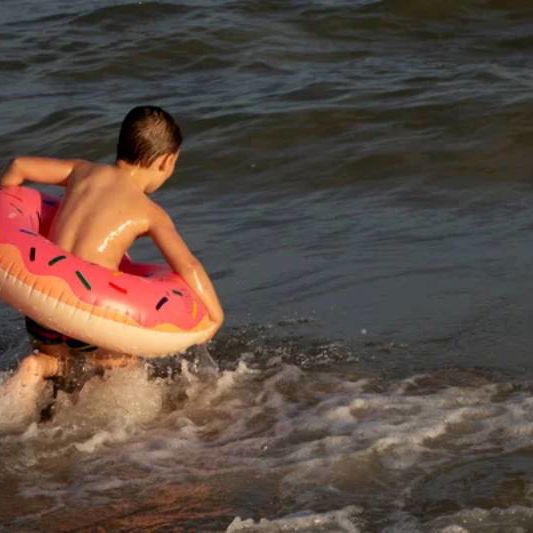 Advierten a los padres luego de que un menor de 10 años casi muere por un peligro oculto en la playa