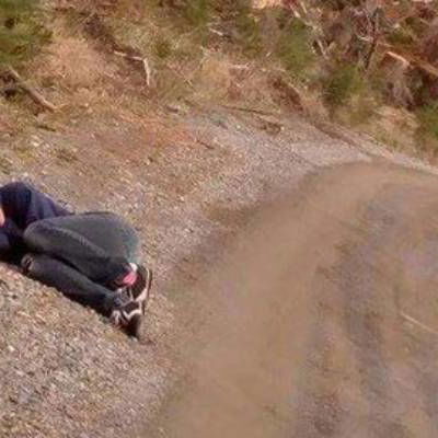 Durante 48 horas ella susurró ‘No hagas caso’— El secreto bajo su brazo dejó a todos impactados
