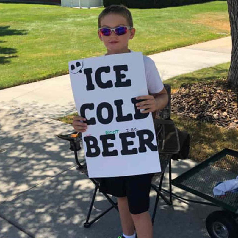 Llamaron a la policía porque un niño vendía “cerveza bien fría” — Lo que pasó después te derretirá el corazón