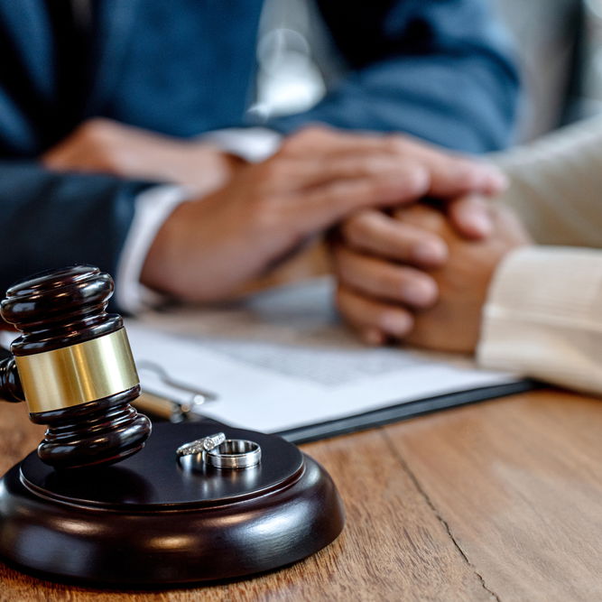 6 Factors to Consider When Choosing the Right Divorce Lawyer