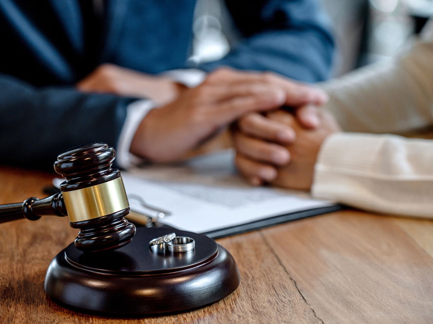 6 Factors to Consider When Choosing the Right Divorce Lawyer