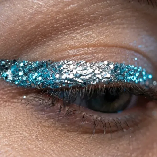 Prueba un delineado cat eye con brillo este invierno