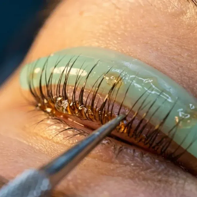 El lifting de pestañas coreano te da pestañas naturales perfectas.